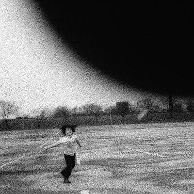 Efrim Manuel Menuk - Pissing Stars
